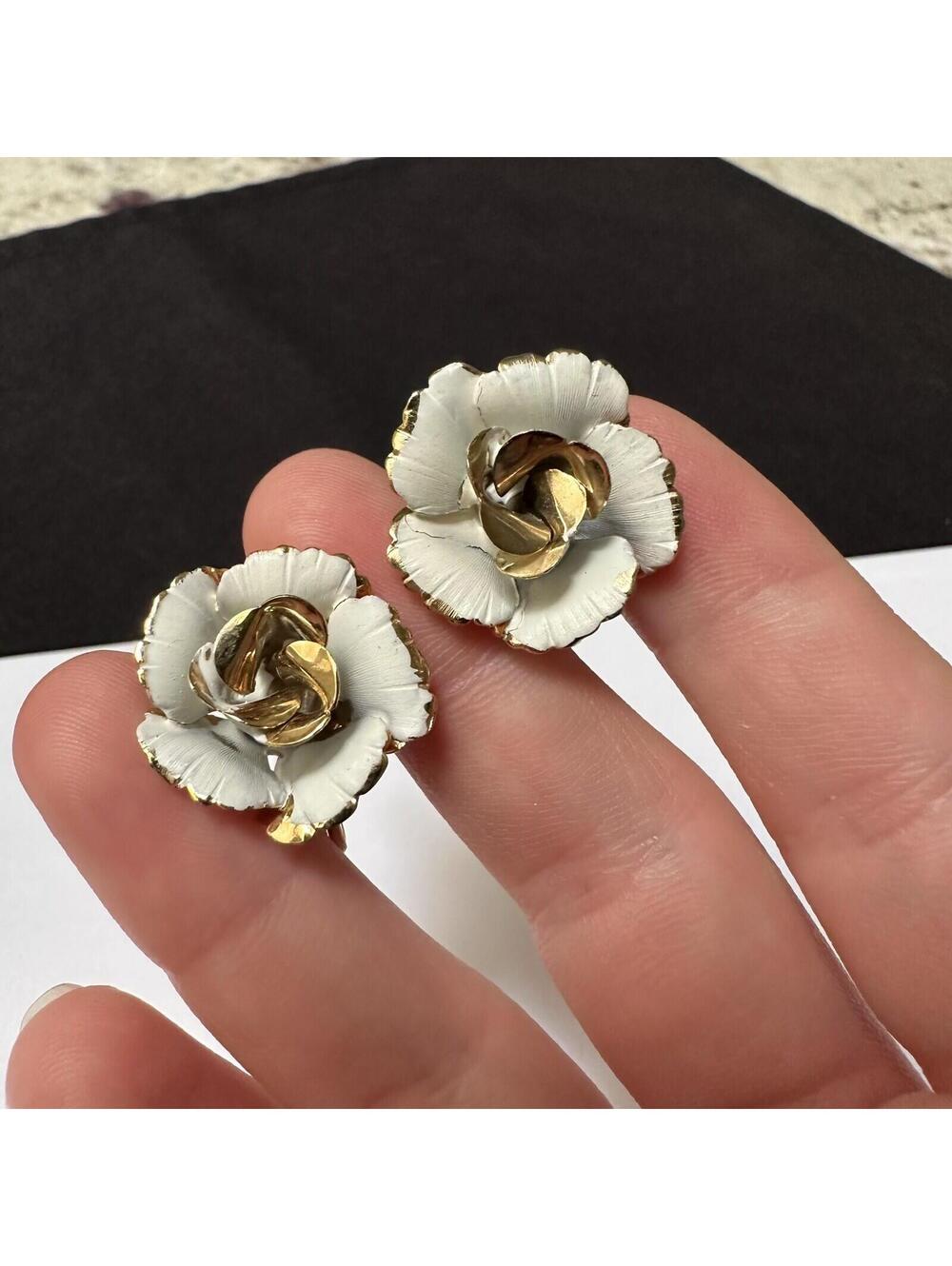 Vintage Giovanni Flower Gold Tone / White Clip On Non Pierced Earrings